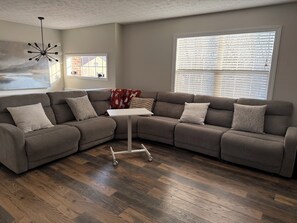 Living area - Spacious 4-bedroom house in Dayton (Dayton)