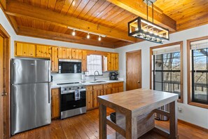Fridge, microwave, oven, stovetop - Making Memories for Nature’s Connection Experience, Hot Tub (Blairsville)
