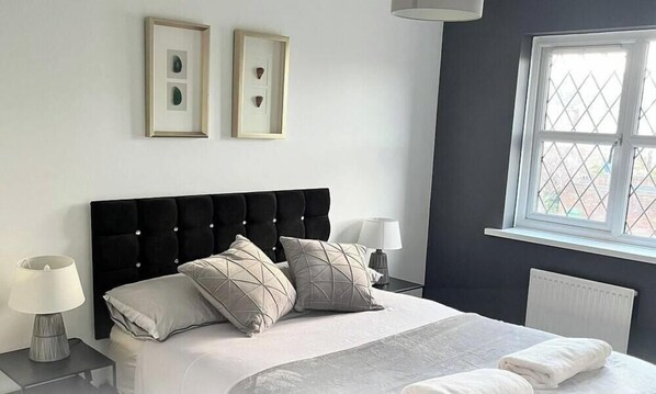 Desk, WiFi, bed sheets - Stylish Stay in Emersons Green + WiFi + Garden (Emersons Green)