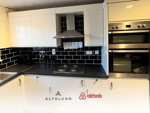 Microwave, oven, stovetop, coffee/tea maker - Stylish Stay in Emersons Green + WiFi + Garden (Emersons Green)