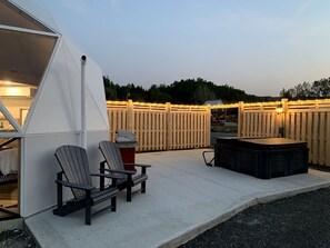 Outdoor dining - Incredible Dome Rental in Flatlands, New Brunswick with Hot Tub and Spectacular Views (Flatlands)