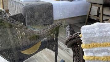 Une pièce comprenant un lit, une chaise et un panier en osier.