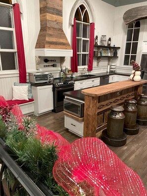 Coffee/tea maker, fridge, microwave, oven