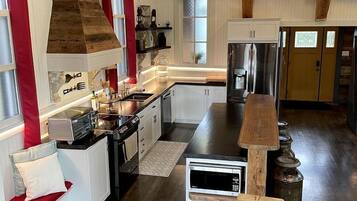 Coffee/tea maker, fridge, microwave, oven