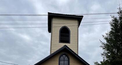 Glamping in a Renovated Church Cottage near Flatlands, New Brunswick