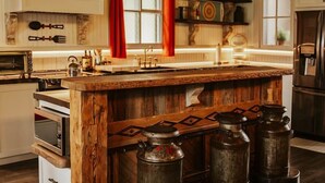 Cafetera y tetera, refrigerador, microondas y horno 