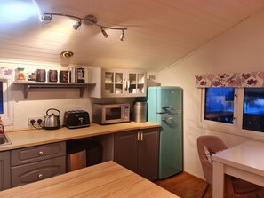 Unclassified image, 5 of 8, button - Hummingbird Lodge on Cotswold Hoburne Lakeside Pet Friendly (Cirencester)