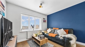 TV - Comfortable 1BD House with Fast WiFi | Transport (Emersons Green)