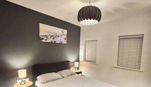 Desk, iron/ironing board, WiFi, bed sheets - Comfortable 1BD House with Fast WiFi | Transport (Emersons Green)