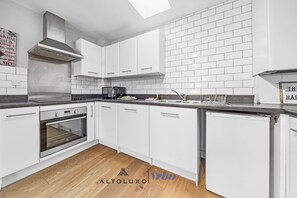 Coffee/tea maker, fridge, microwave, oven - Comfortable 1BD House with Fast WiFi | Transport (Emersons Green)