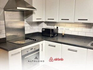 Fridge, microwave, oven, stovetop - Comfortable 1BD House with Fast WiFi | Transport (Emersons Green)