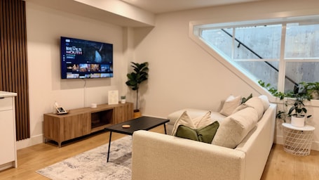 Modern Private Suite | Fast WiFi | Prime Location