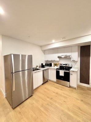 Fridge, microwave, oven, stovetop - Private Modern Suite Fast Wifi Close to Highway & 35 Min from Downtown Vancouver (Langley Township)
