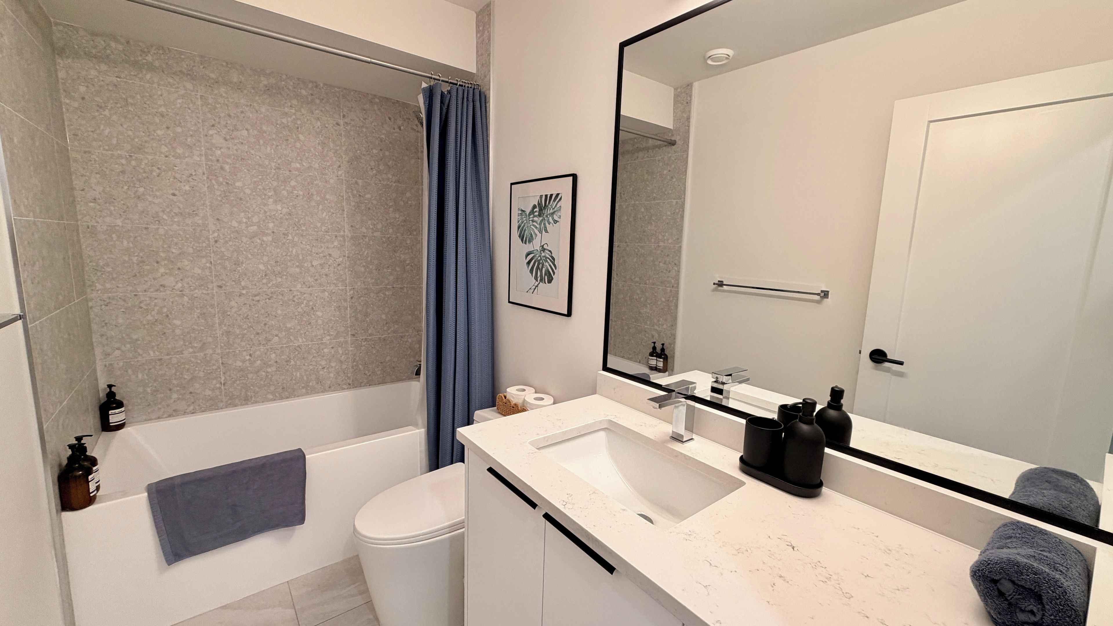 Ein modernes Badezimmer mit Badewanne, Toilette und Waschbecken.