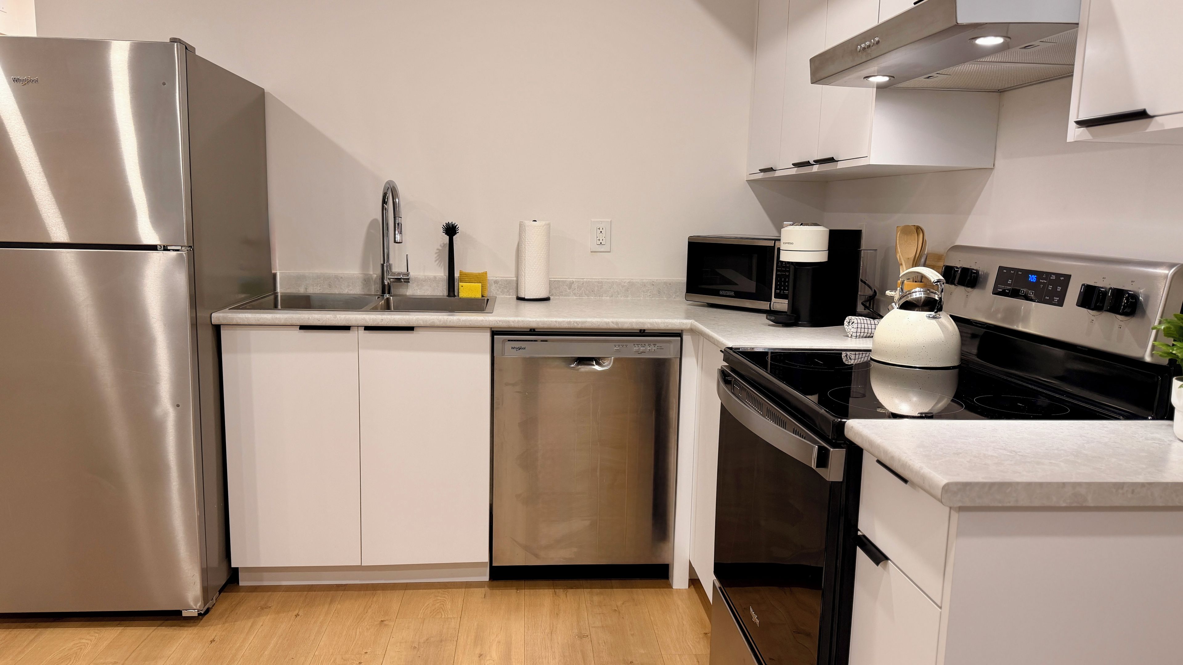 Coffee/tea maker, fridge, microwave, oven