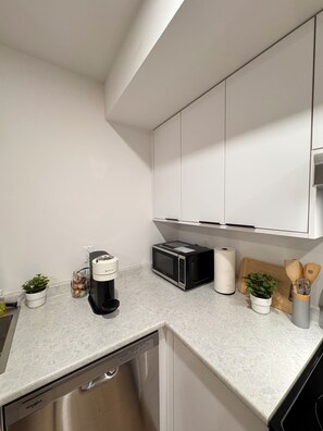 Private kitchen - Modern Private Suite Fast Wifi Close to Highway & 35 Min from Downtown Vancouver (Langley Township)