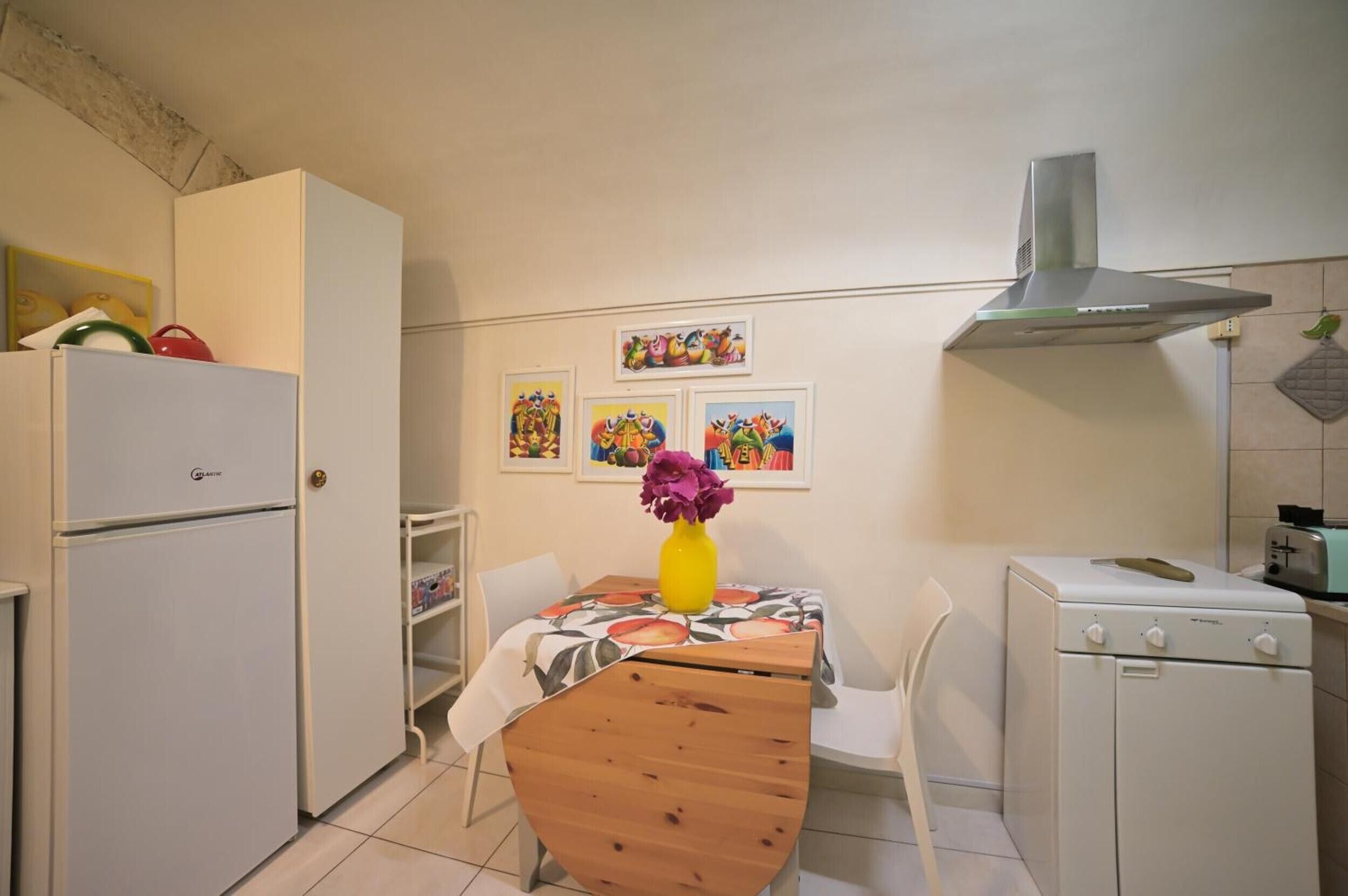 Fridge, oven, stovetop, coffee/tea maker