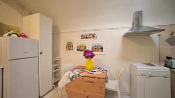 Fridge, oven, stovetop, coffee/tea maker