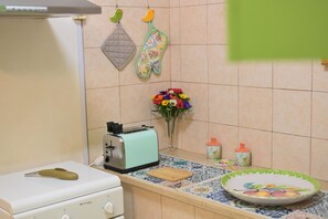 Refrigerador, horno, parrilla de estufa y cafetera y tetera 