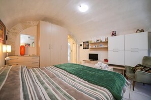 1 habitación, tabla de planchar con plancha, wifi y ropa de cama 