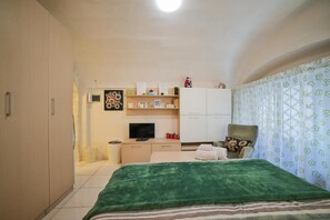 1 habitación, tabla de planchar con plancha, wifi y ropa de cama 