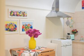 Refrigerador, horno, parrilla de estufa y cafetera y tetera 