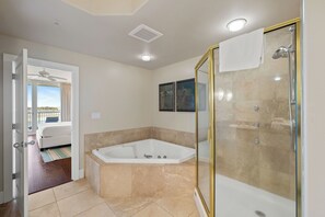 Een douche, een bubbelbad, handdoeken