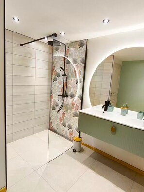 Shower, hair dryer, towels, soap - Studio Design Nature Déconnexion Chic, at the foot of the trails, 10 min from Gérardmer (Le Valtin)