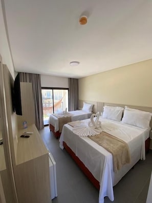 Quarto triplo luxo, vista parcial para o mar | Wi-Fi de cortesia