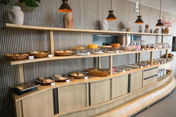 Un buffet proposant une variété de plats et des paniers étiquetés avec les noms des aliments.