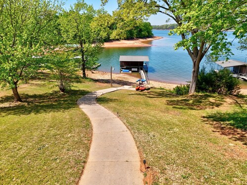 Lake Hartwell Escape w/ Dock, Games & Grill