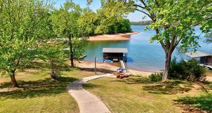 Lake Hartwell Escape w/ Dock, Games & Grill