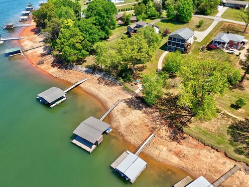 Lake Hartwell Escape w/ Dock, Games & Grill