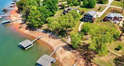 Lake Hartwell Escape w/ Dock, Games & Grill