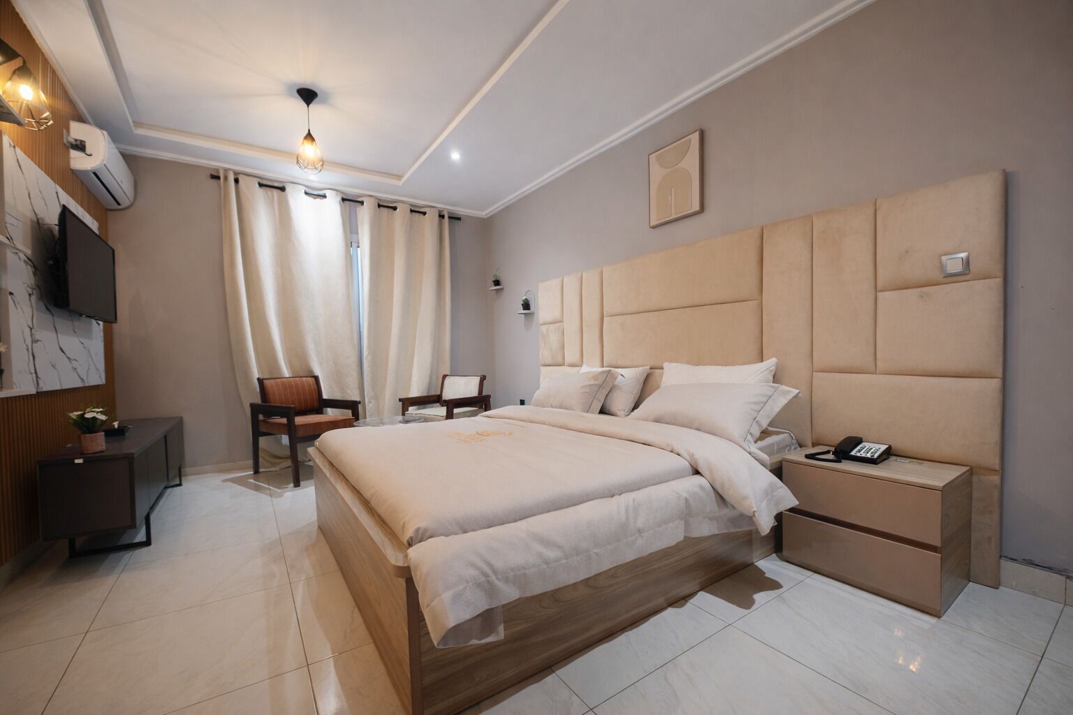 Phòng tiện nghi đơn giản, quang cảnh thành phố