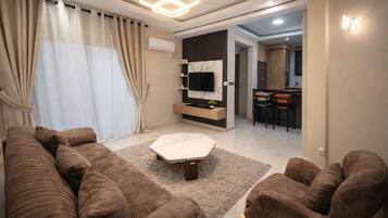 Luxury Suite, Courtyard View | Living area