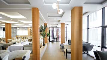 Deluxe Penthouse, City View | Dining