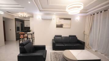 Suite Luxe, vue cour intérieure | Coin séjour