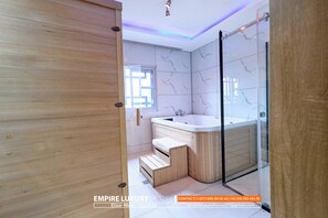Luxury Penthouse, City View | Bathroom - EMPIRE LUXURY HOTEL (Yaoundé)