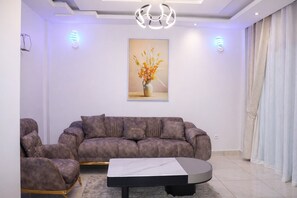Deluxe Penthouse, City View | Living area - EMPIRE LUXURY HOTEL (Yaoundé)
