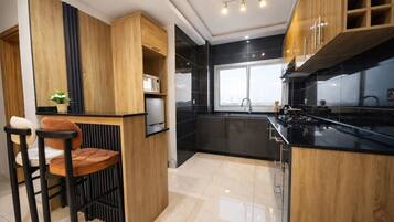 Luxury Suite, Courtyard View | Private kitchen