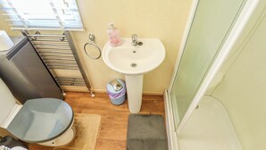 Ein Badezimmer mit Toilette, Waschbecken und Dusche.