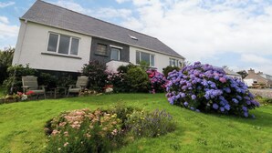 A two-story house with a garden in front. - 3 Linshader (Isle of Lewis)