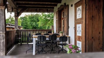 تناول الطعام بالخارج