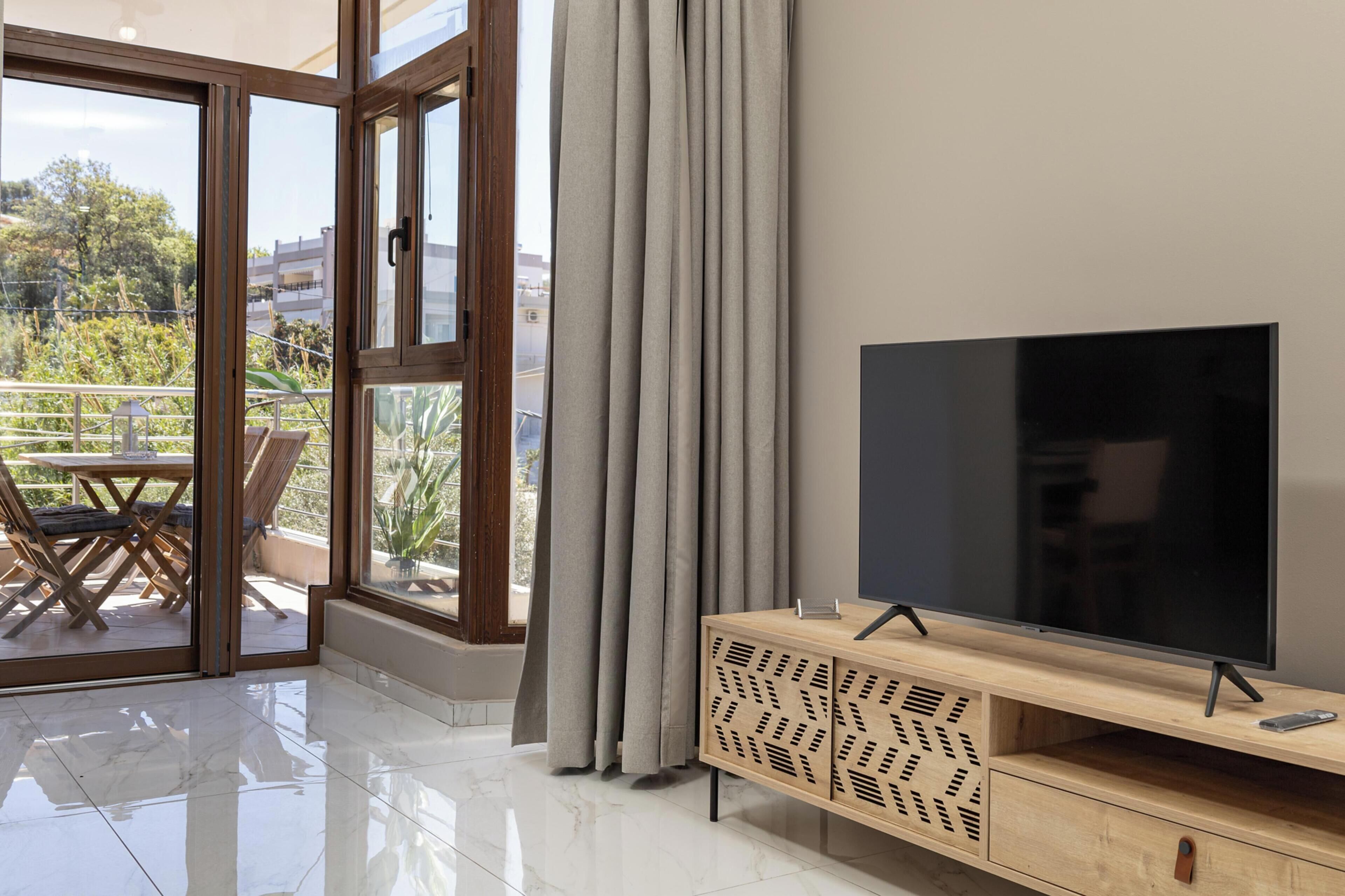 Evangelias Residence | Wohnbereich | 40-Zoll-Smart-TV mit Kabelempfang