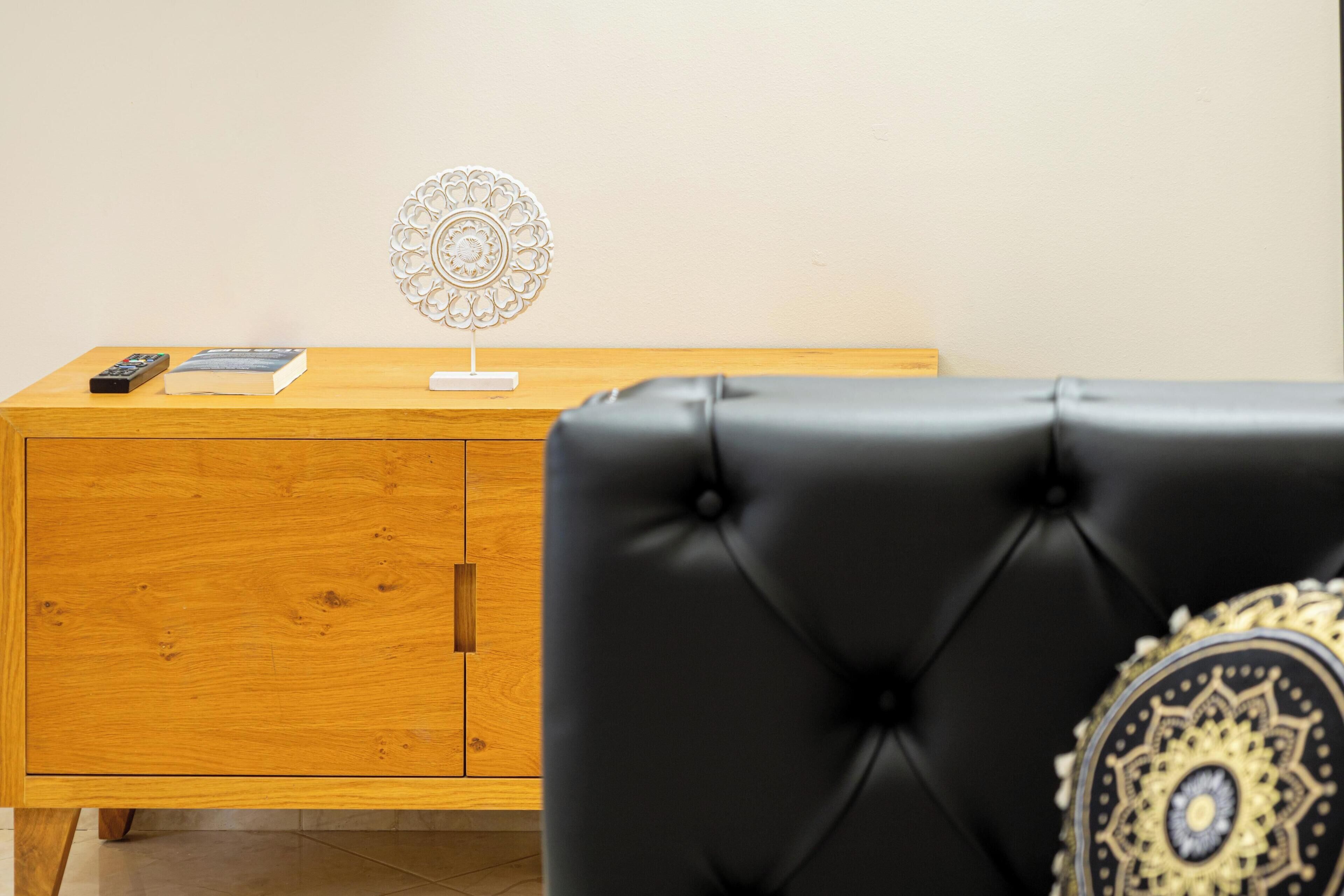 Superior appartement | Woonruimte | Een 40-inch smart-tv met kabelzenders