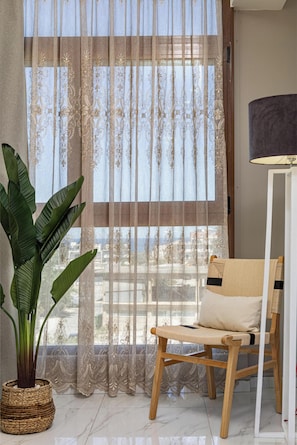 Evangelias Residence | Oppholdsområde | En 40-tommers smart-TV med kabel-kanaler
