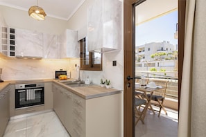 Evangelias Residence | Eget kjøkken | Kjøleskap, mikrobølgeovn, ovn og kokeplater
