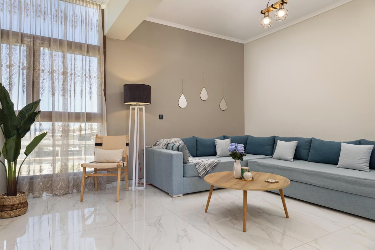 Evangelias Residence | 起居区 | 40-英寸智能电视(配备有线频道)