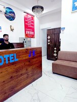 Un mostrador de recepción de hotel con detalles de madera y las letras 'UK'.